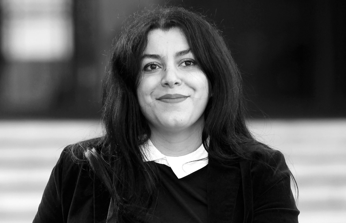 Portret Marjane Satrapi, obok okładka komiksu "Persepolis