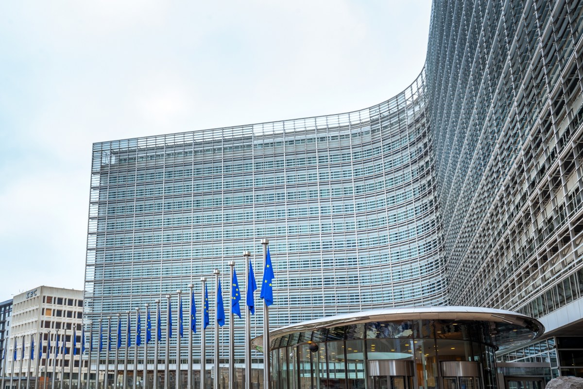 Budynek Komisji Europejskiej w Brukseli z flagami Unii Europejskiej