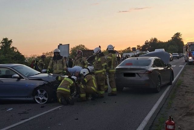 Poważny wypadek na Półwyspie Helskim: Trzy samochody zderzyły się w Kuźnicy, trzy osoby poszkodowane