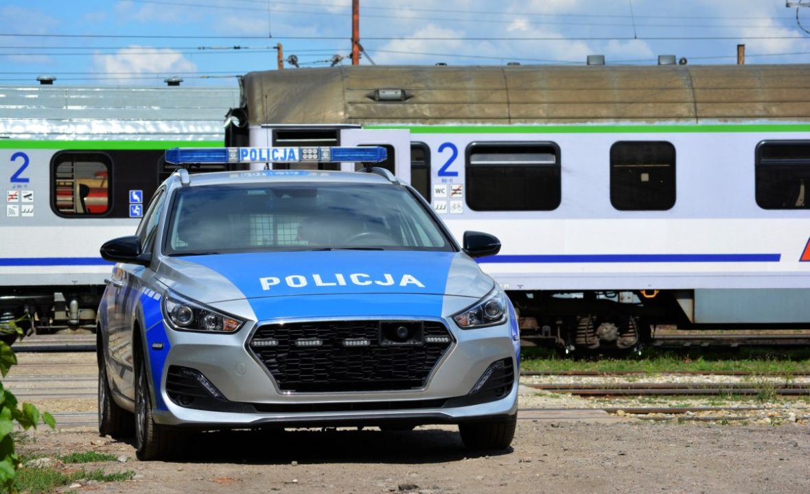 Wypadek w Bulowicach: Porsche zderzyło się z pociągiem, 69-latek w szpitalu