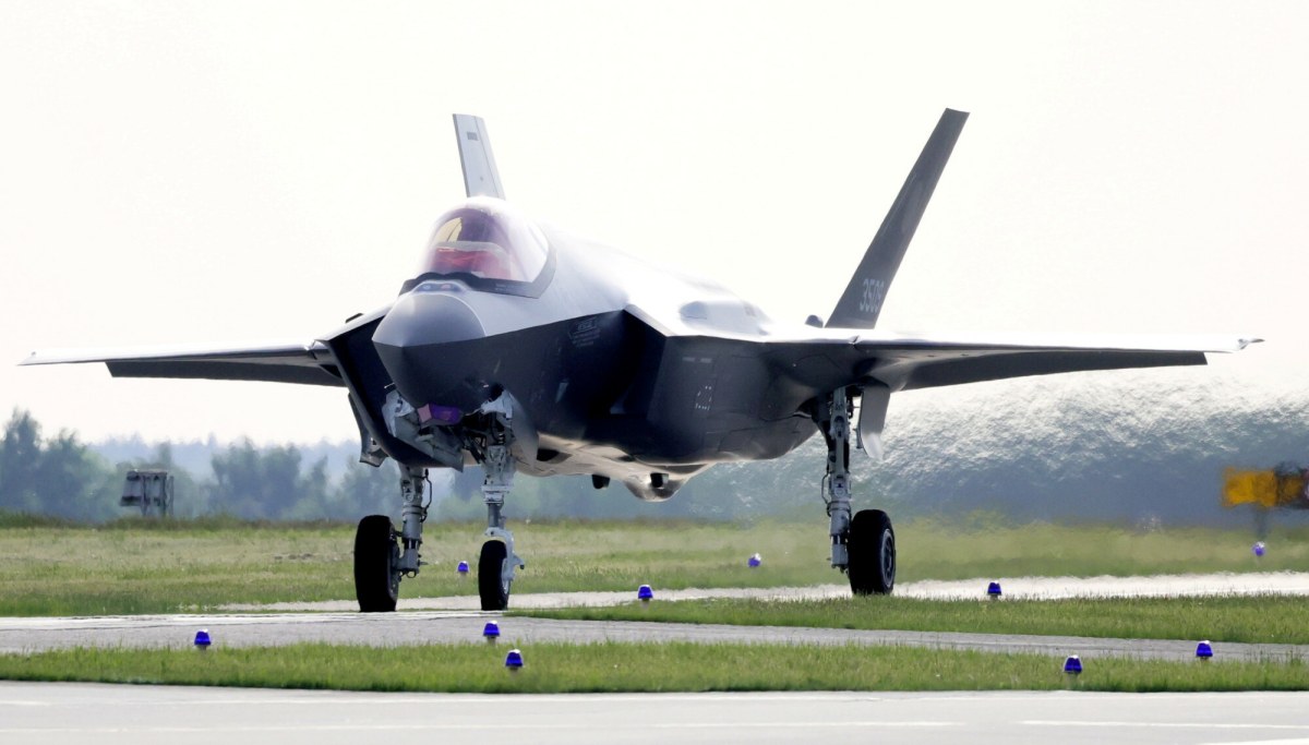 Samolot wielozadaniowy F-35 w locie nad polskim miastem