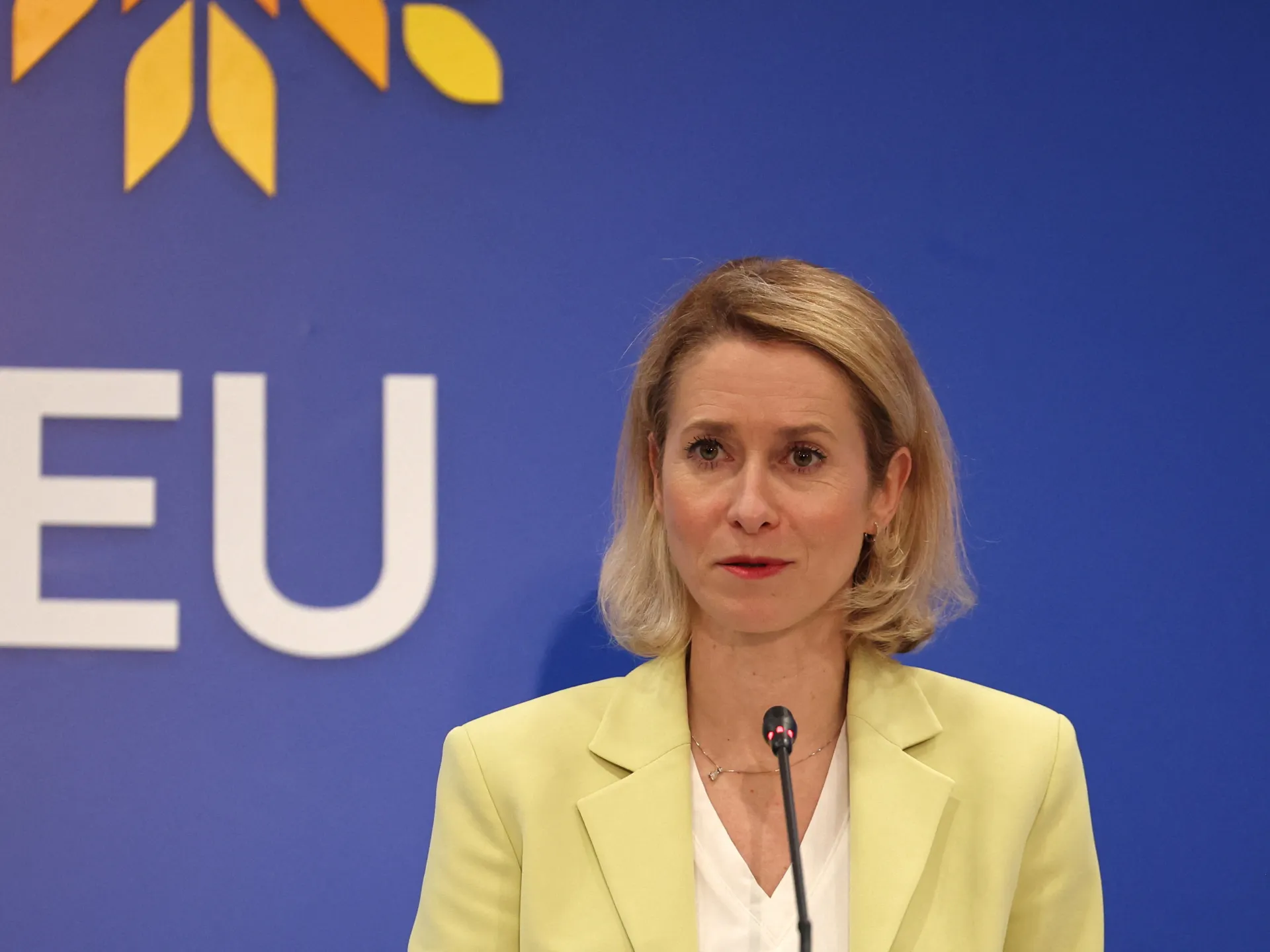 Flaga Unii Europejskiej na tle mapy Europy, symbolizująca sankcje gospodarcze nałożone na Rosję, z widocznym dokumentem sankcji.
