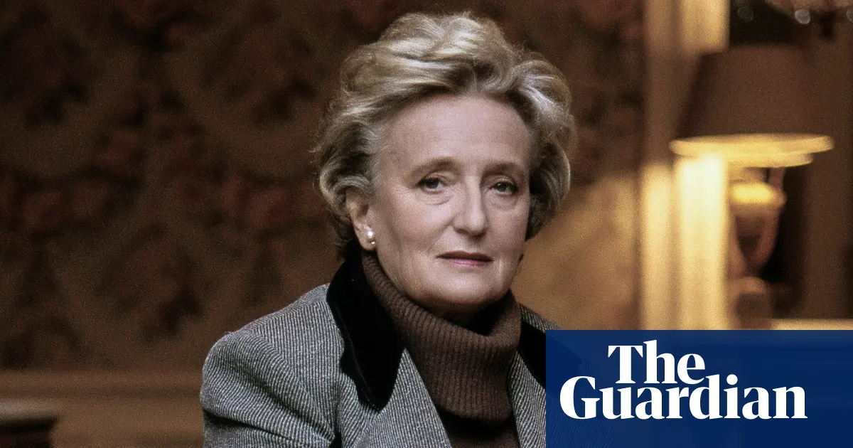 Bernadette Chirac (z lewej) i ówczesna Pierwsza Dama USA Hillary Clinton (z prawej) w Tulle we Francji, 12 maja 1998 roku.