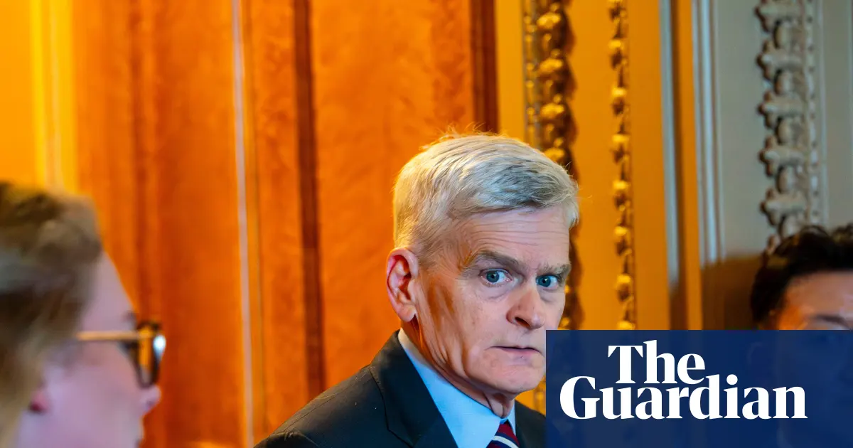 Zdjęcie przedstawiające Donalda Trumpa i senatora Billa Cassidy'ego, symbolizujące podziały w Partii Republikańskiej.