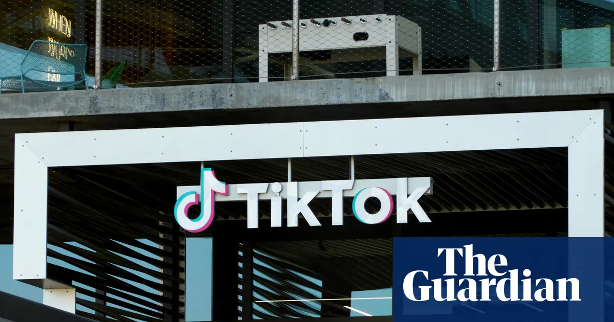 Logo TikTok na tle budynku biurowego, symbolizujące pozew sądowy na Florydzie.