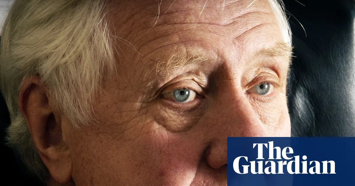 Roy Hattersley, były wicelider Partii Pracy, w trakcie wystąpienia publicznego.