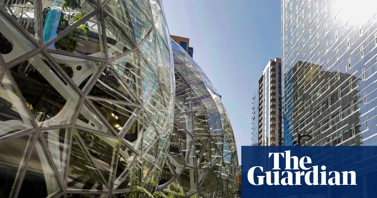 Kampus Amazon w Seattle, z widocznymi nowoczesnymi budynkami biurowymi i zielonymi terenami.