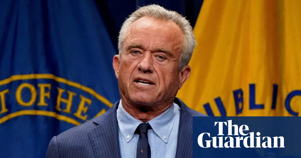 Robert F. Kennedy Jr. przemawiający na konferencji prasowej