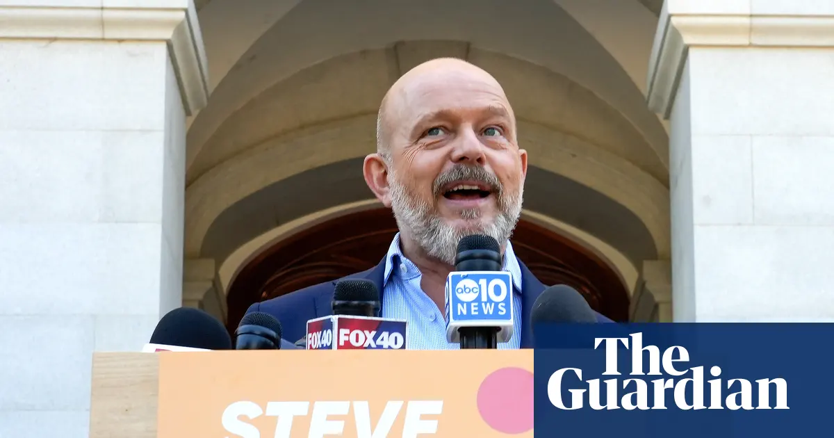 Steve Hilton rozmawiający z dziennikarzami przed budynkiem Kapitolu w Sacramento w Kalifornii