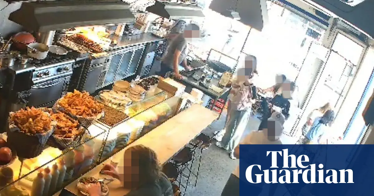 Zdjęcie przedstawiające wejście do restauracji lub budynek sądu federalnego w Sydney.