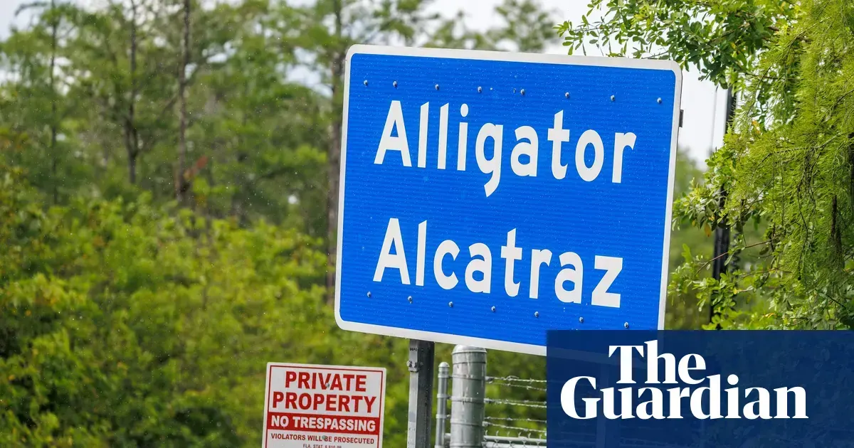 Zdjęcie lotnicze ośrodka detencyjnego "Alligator Alcatraz" w Ochopee na Florydzie, otoczonego bagnami Everglades.