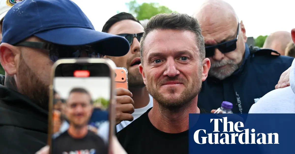 Zdjęcie Tommy'ego Robinsona podczas zatrzymania na lotnisku Heathrow.