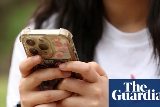 Badanie: Mimo zakazu, 80% australijskich nastolatków nadal korzysta z mediów społecznościowych