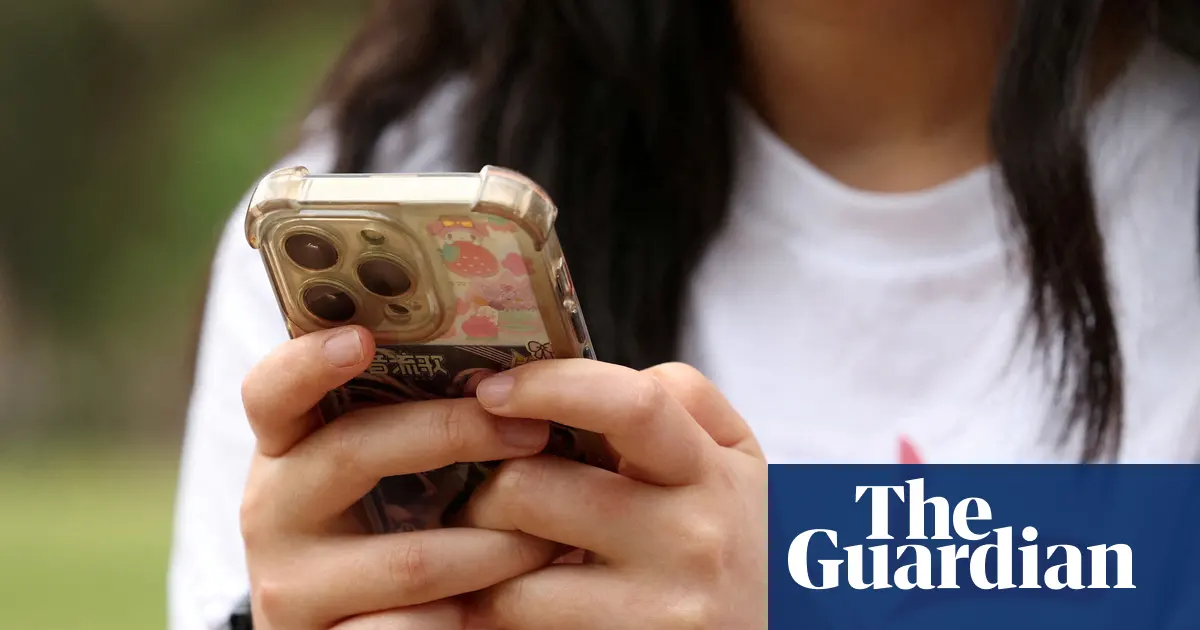 Nastolatka przeglądająca media społecznościowe na telefonie, z ikonami platform takimi jak TikTok i Instagram unoszącymi się wokół niej.