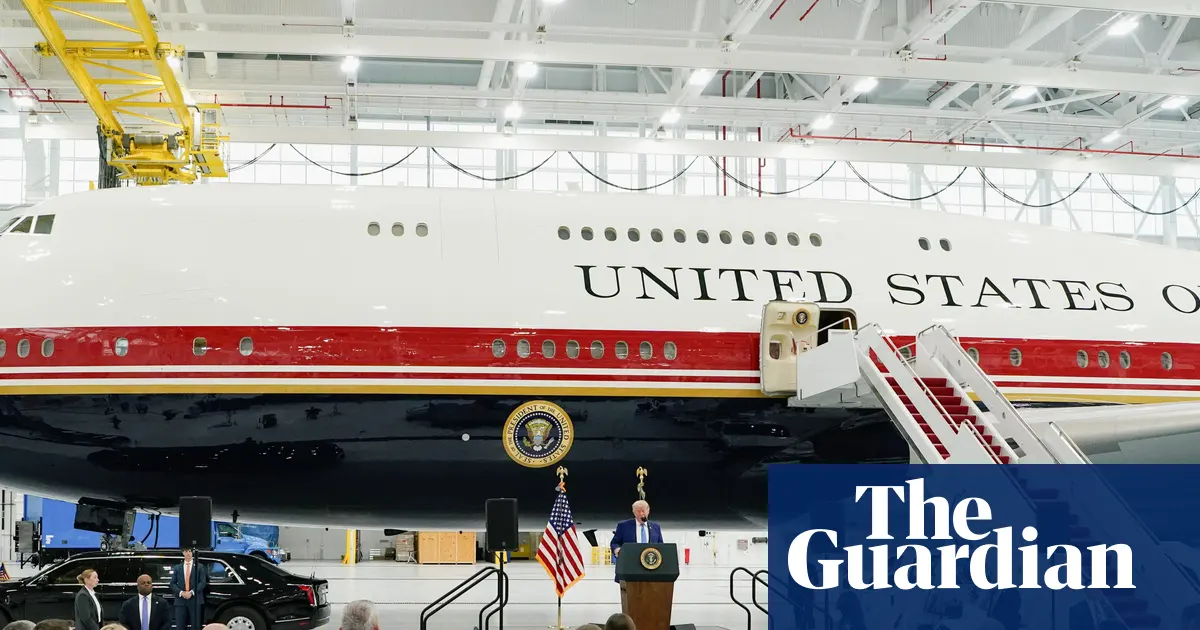 Donald Trump stoi przed nowym Air Force One, samolotem VC-25B, na płycie lotniska w Joint Base Andrews w Maryland, w otoczeniu dziennikarzy.