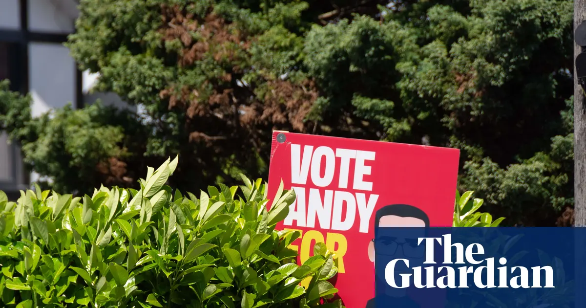 Andy Burnham, kandydat Partii Pracy, przemawiający podczas kampanii wyborczej w Makerfield