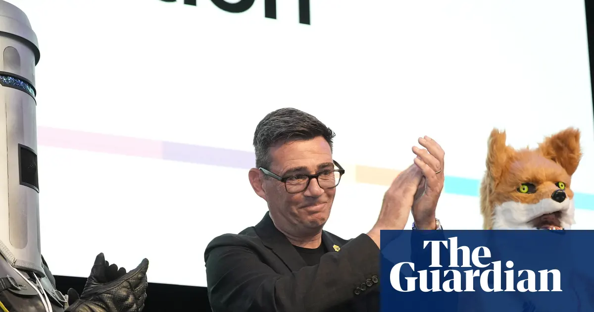 Andy Burnham przemawia po ogłoszeniu wyników wyborów uzupełniających w Makerfield.