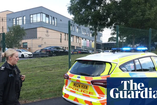 Jednostka antyterrorystyczna bada potrójne pchnięcie nożem w szkole w Manchesterze