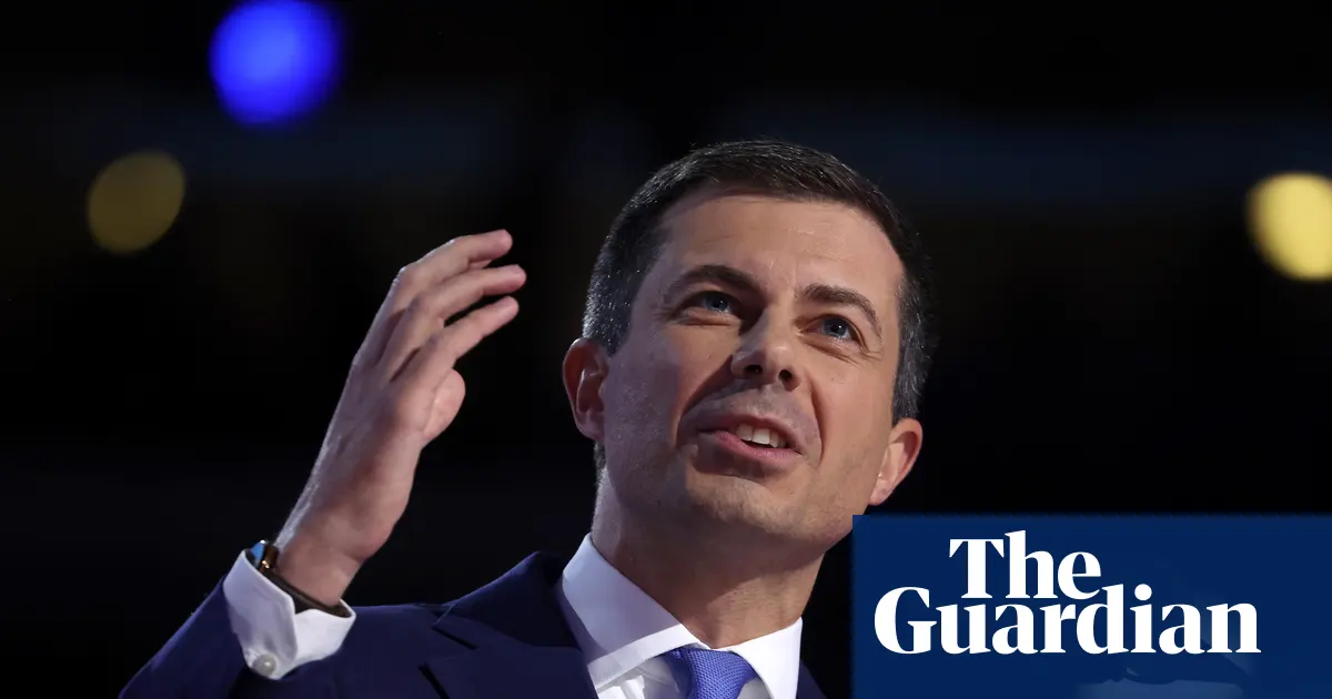 Pete Buttigieg przemawia na scenie podczas Narodowej Konwencji Demokratów w Chicago.