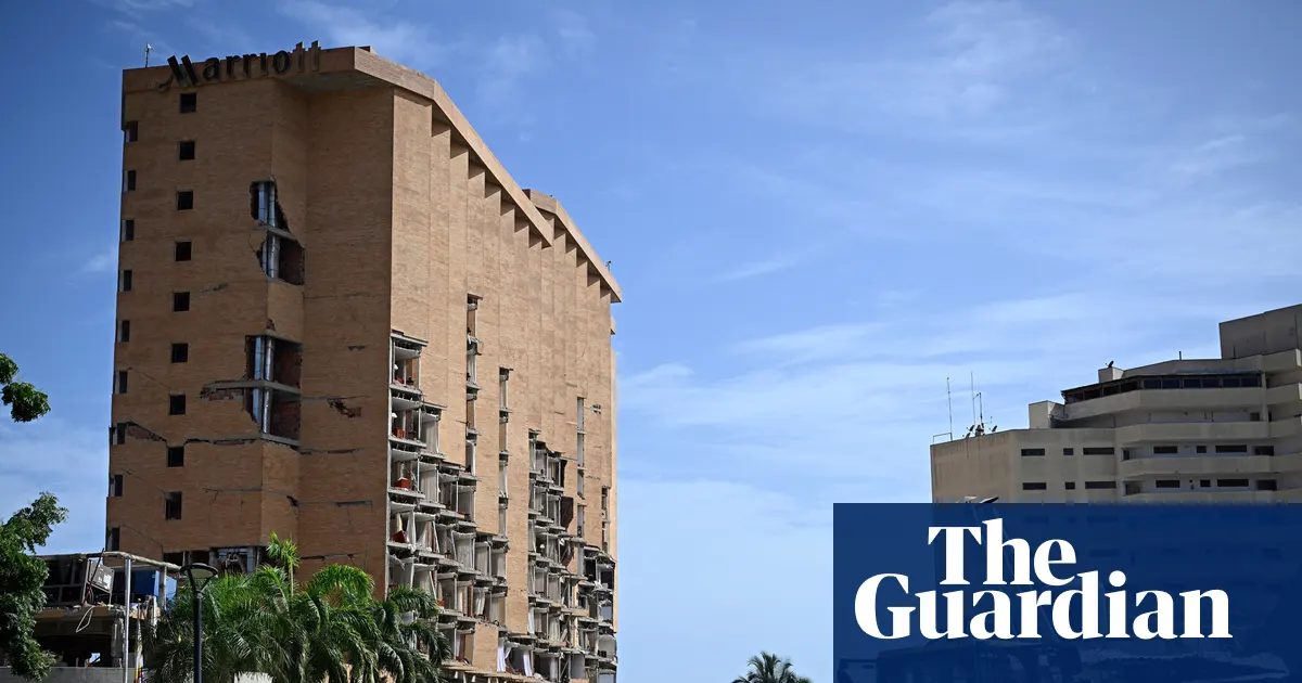 Zdjęcie przedstawiające mocno uszkodzony budynek hotelu Marriott w La Guaira w Wenezueli po trzęsieniu ziemi.