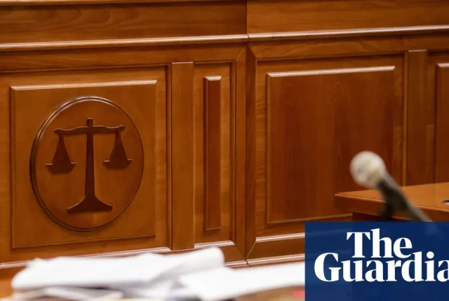 Sztuczna inteligencja w sądach: Prawnicy ostrzegają przed cięciami budżetowymi