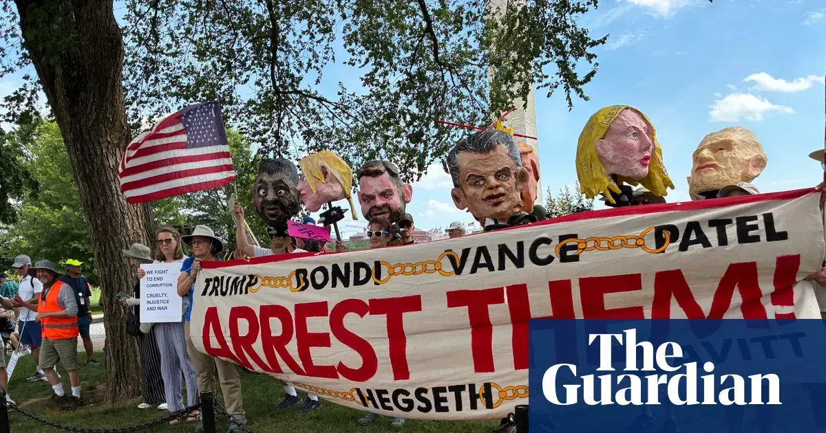 Protestujący przed Białym Domem, trzymający transparenty i kukły przedstawiające Donalda Trumpa i członków jego gabinetu w klatce.