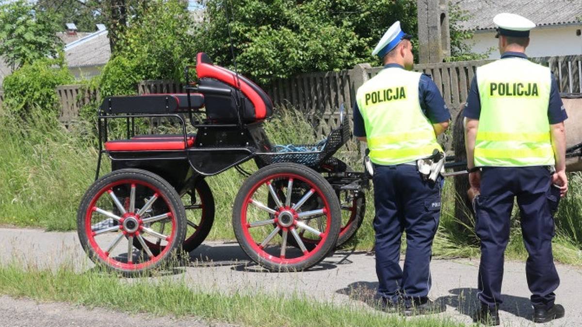 Śmigłowiec Lotniczego Pogotowia Ratunkowego lądujący na miejscu wypadku w Bodzewie