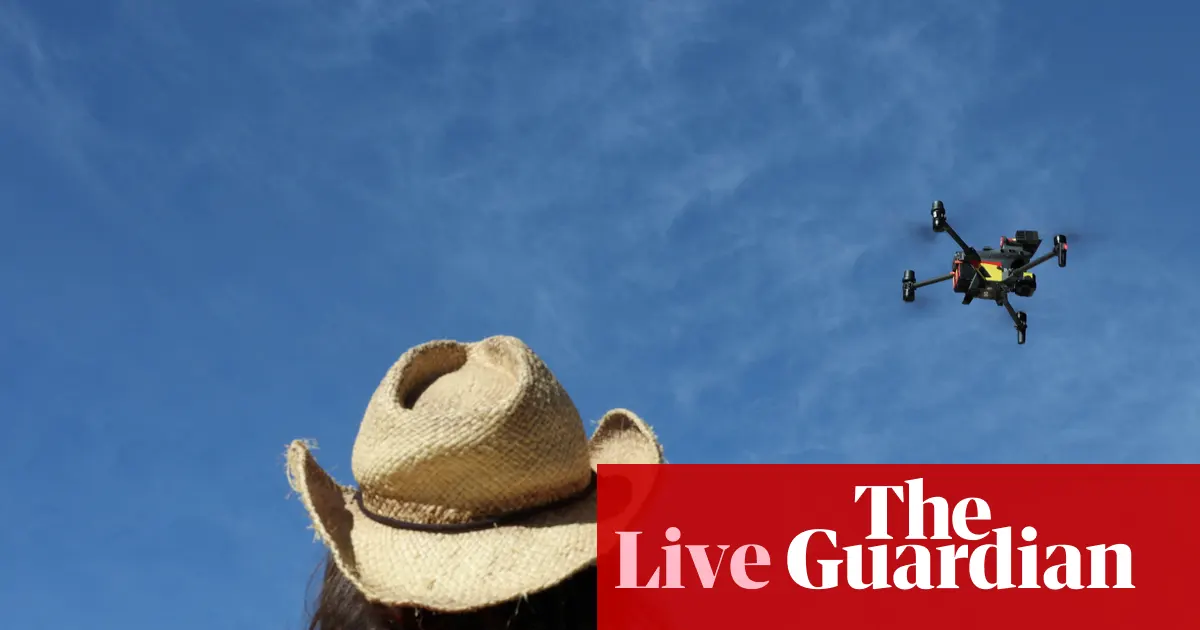 Dron latający nad australijską plażą, monitorujący obecność rekinów