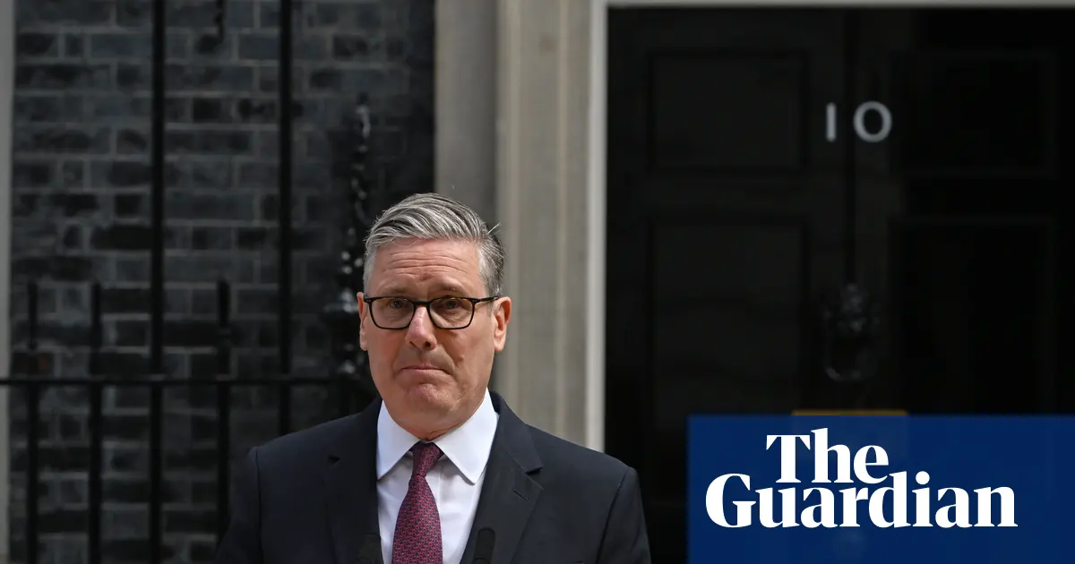 Keir Starmer w eleganckim garniturze przemawiający przed Downing Street, z widocznym dostojeństwem, ale z wyrazem zrezygnowania.