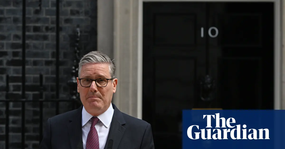 Andy Burnham, uśmiechnięty, w tle brytyjska flaga; Keir Starmer opuszcza Downing Street