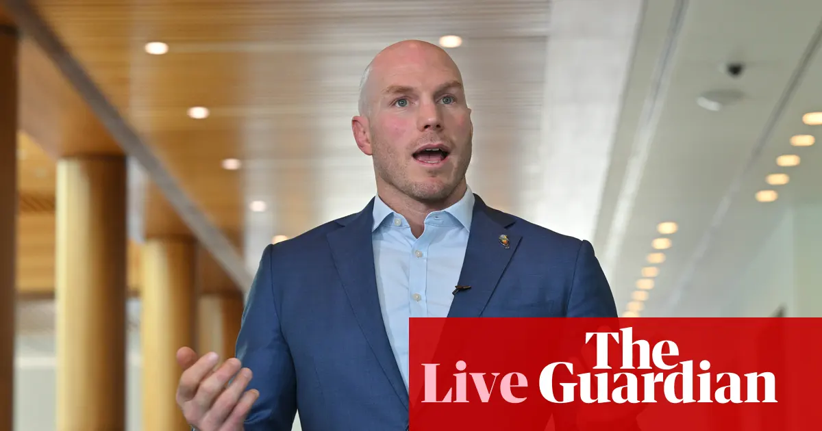 Zdjęcie przedstawiające wnętrze australijskiego parlamentu podczas debaty.