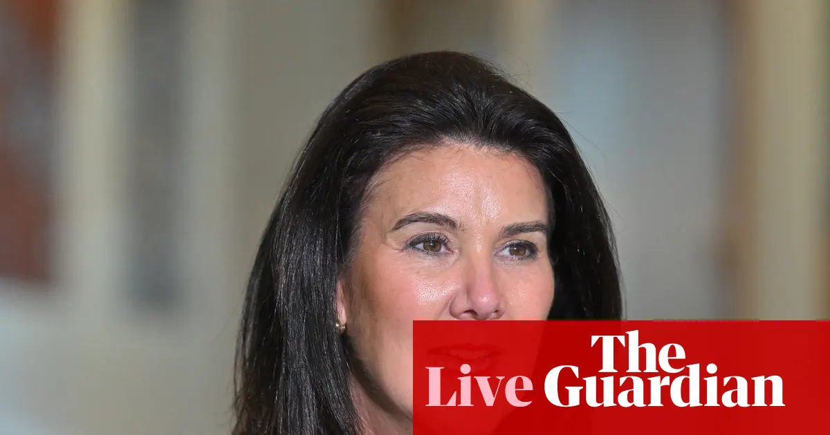 Zdjęcie przedstawiające budynek parlamentu Australii w Canberze, symbolizujące trwające debaty polityczne.
