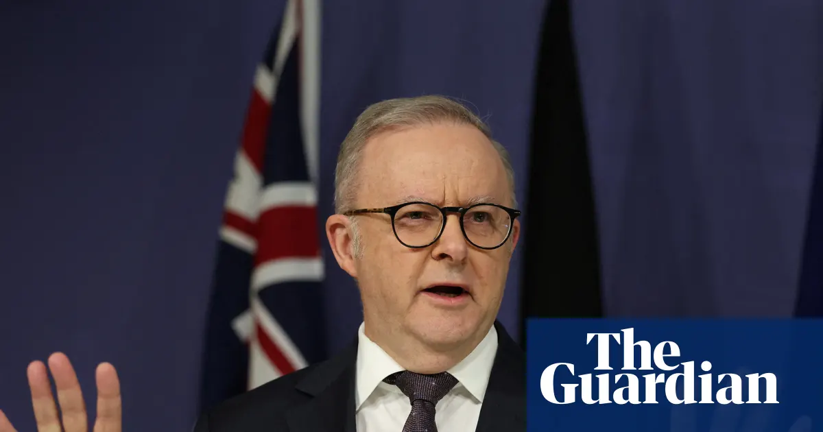Premier Australii Anthony Albanese przemawia, ogłaszając zmiany w polityce podatkowej.