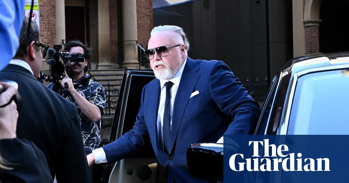 Kyle Sandilands, australijski prezenter radiowy, podczas wystąpienia publicznego, symbolizujący jego powrót do branży medialnej po ugodzie z ARN Media.