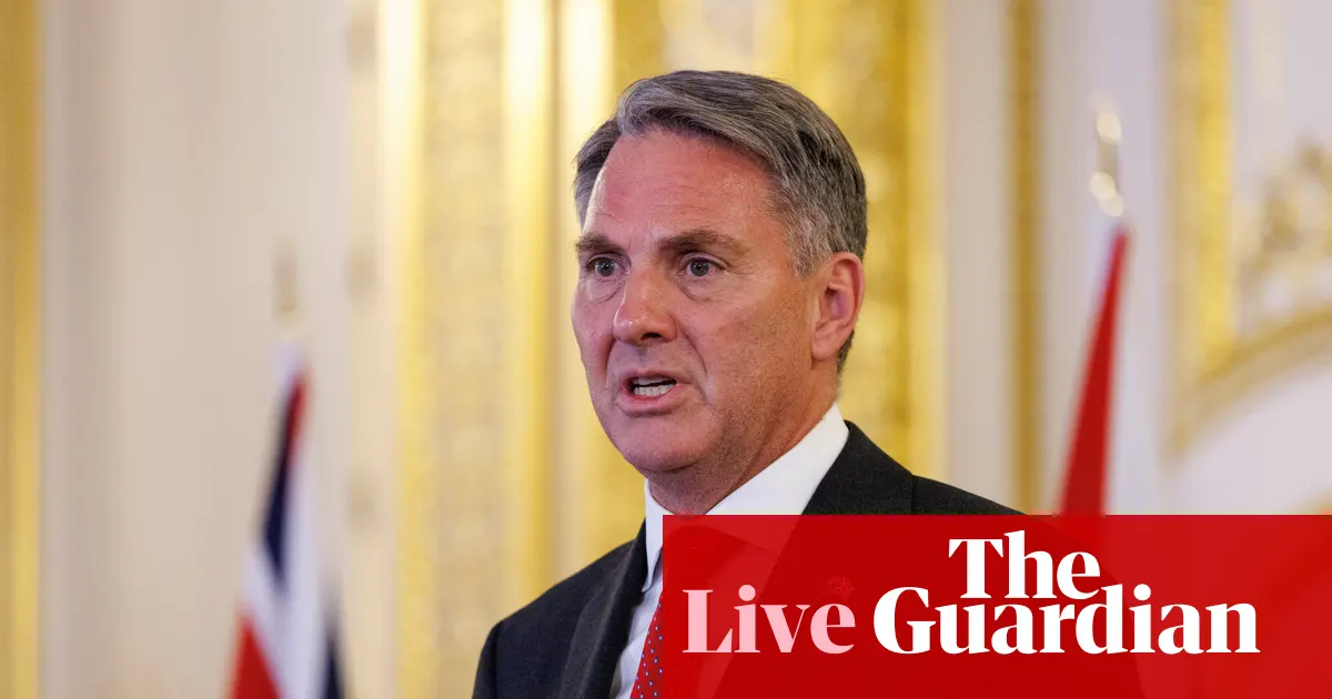 Australijski minister obrony Richard Marles i były brytyjski sekretarz obrony John Healey podczas konferencji prasowej na szczycie Aukmin.
