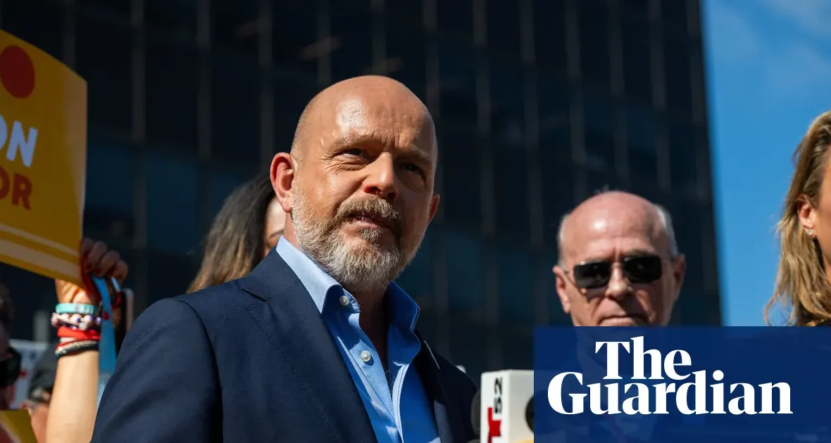 Republikanin Steve Hilton awansuje w wyścigu na gubernatora Kalifornii