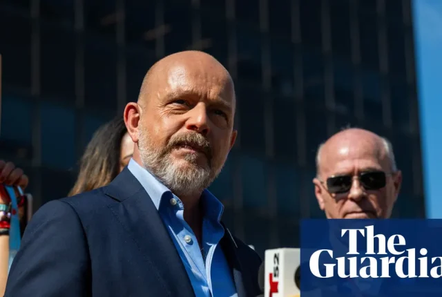 Republikanin Steve Hilton awansuje w wyścigu na gubernatora Kalifornii
