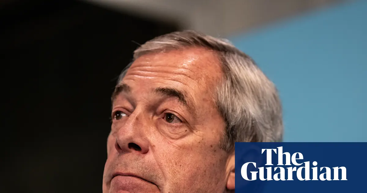 Nigel Farage rozmawia z dziennikarzami, w tle brytyjska flaga.