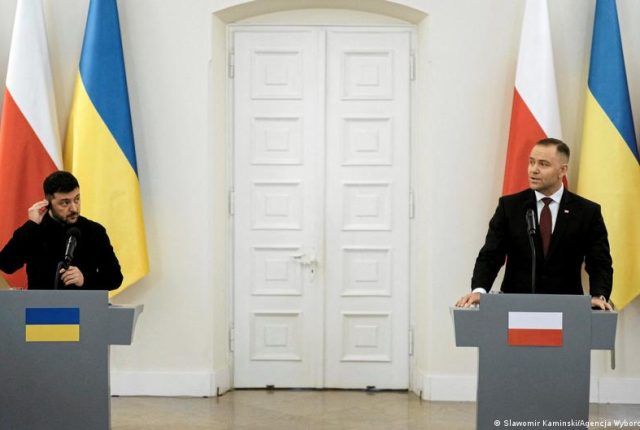 Prezydent Nawrocki odbiera Wołodymyrowi Zełenskiemu Order Orła Białego