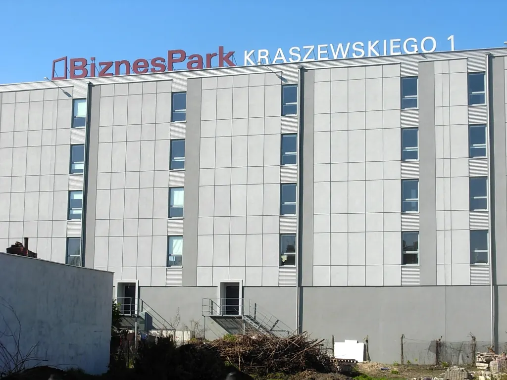 Osoba pracująca przy laptopie, planująca założenie własnej działalności gospodarczej