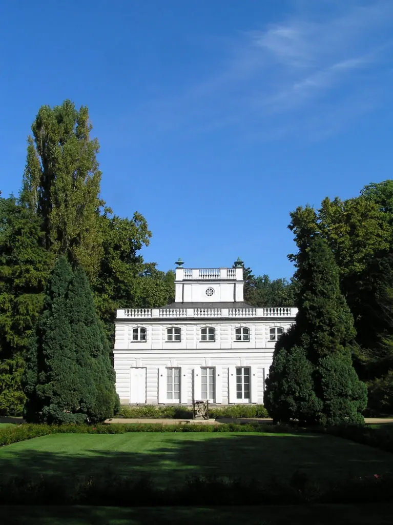 Biały Dom podczas wydarzenia UFC Freedom 250, z widocznym tymczasowym stadionem na South Lawn.