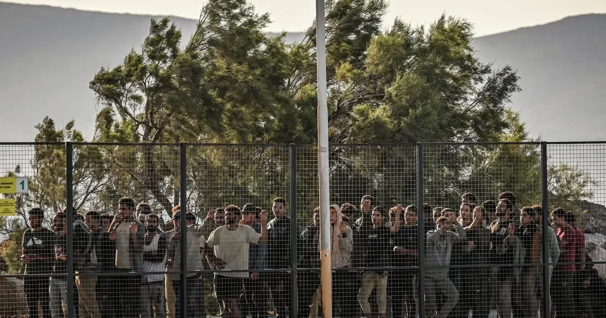 Mapa przedstawiająca Unię Europejską i trasy potencjalnych transferów migrantów do Rwandy i Uzbekistanu.