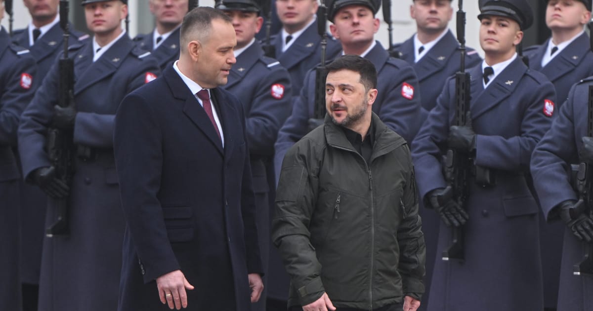 Prezydenci Polski i Ukrainy podczas oficjalnego spotkania, symbolizującego trudne relacje