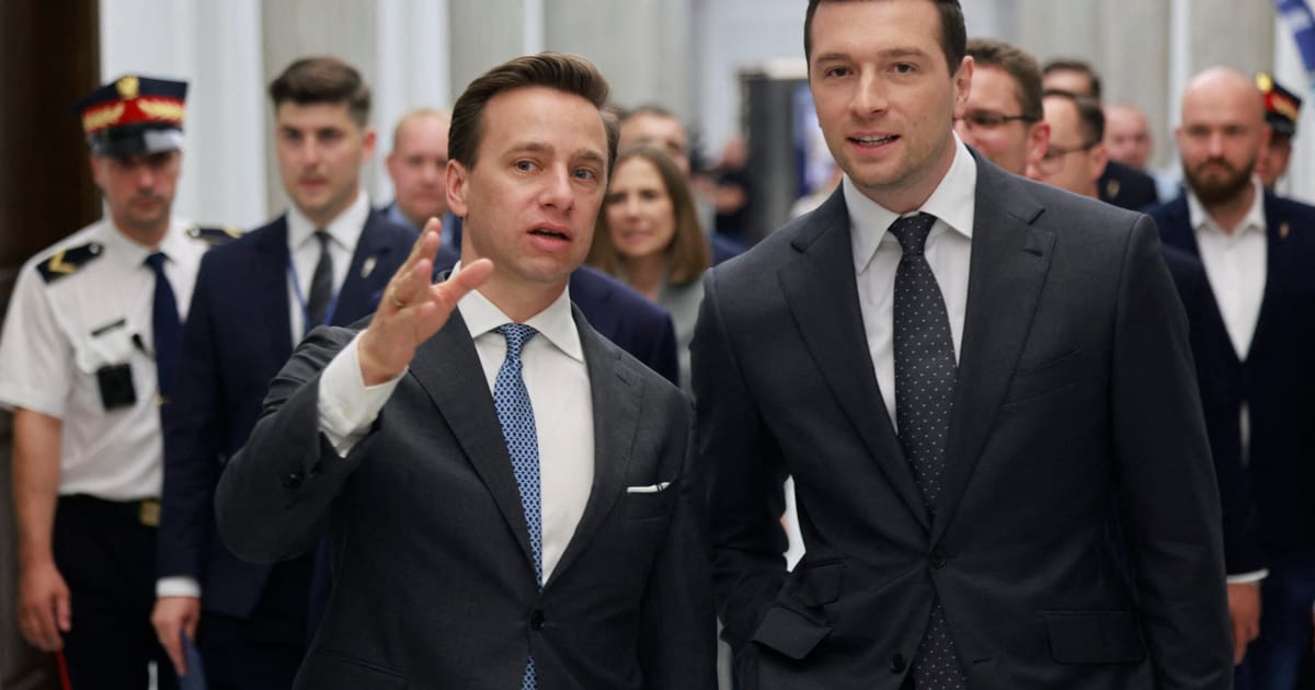 Jordan Bardella podczas konferencji prasowej w polskim parlamencie, w tle flagi Polski i Francji