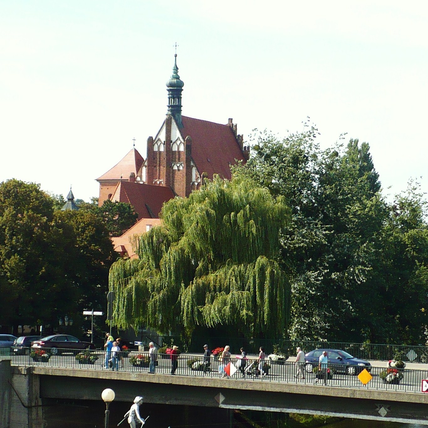 Widok na Katedrę św. Marcina i Mikołaja w Bydgoszczy, symbolizującą autentyczną instytucję kościelną.