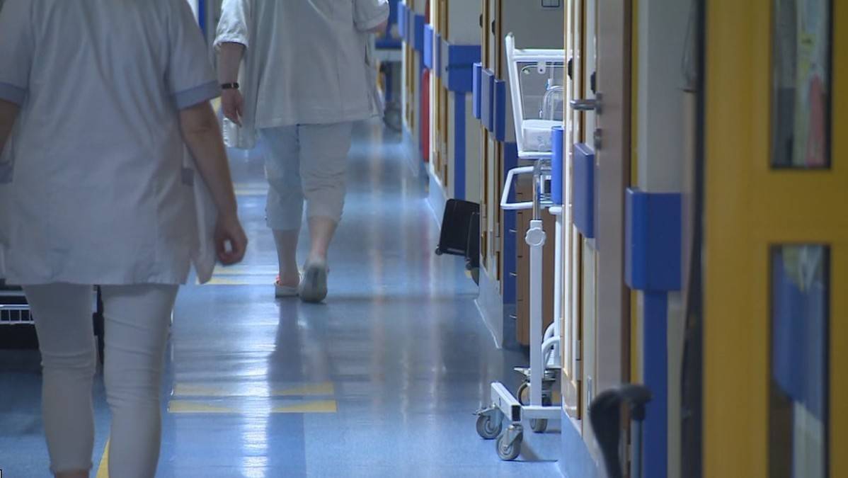 Zdjęcie przedstawiające wejście do Szpitalnego Oddziału Ratunkowego, symbolizujące śledztwo prokuratorskie w sprawie śmierci pacjenta.