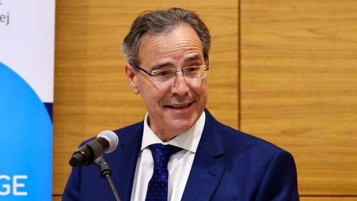 Zdjęcie ambasadora Niemiec Miguela Bergera, przemawiającego publicznie.
