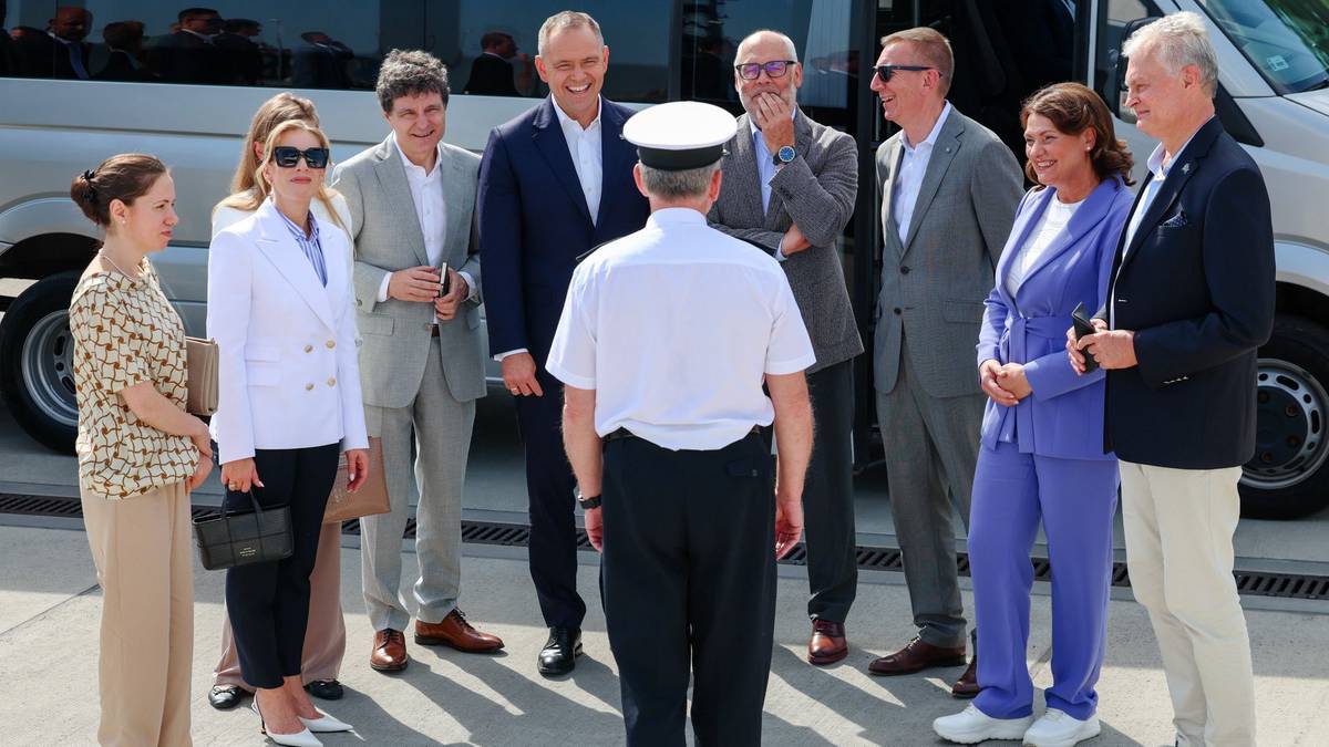 Prezydenci Polski, Litwy, Łotwy, Estonii i Rumunii podczas nieformalnego szczytu w Juracie, w tle polska flaga.
