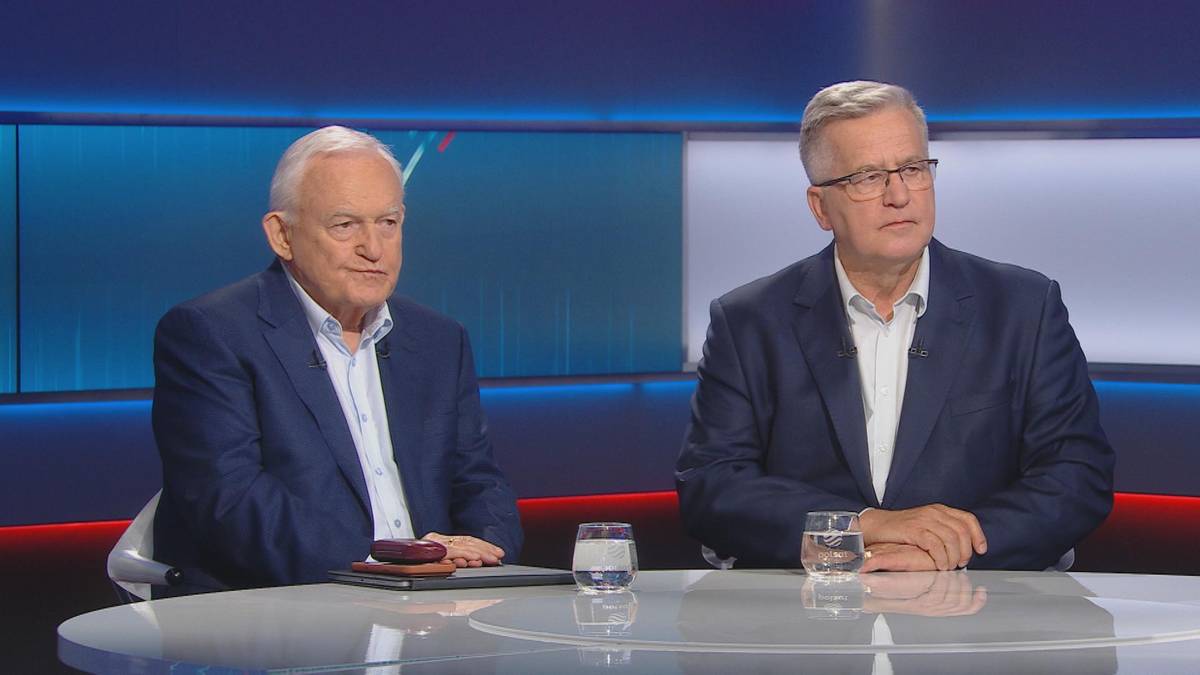 Leszek Miller podczas wywiadu, w tle flaga Polski.