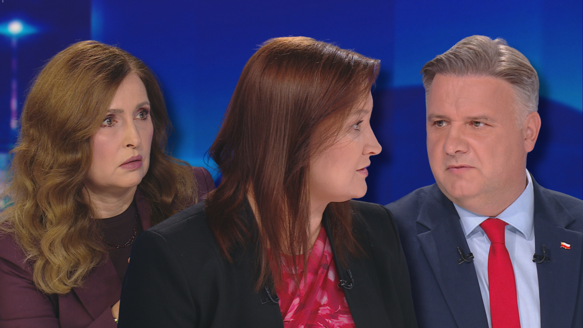 Zdjęcie przedstawiające panelistów w studiu Polsat News podczas debaty politycznej